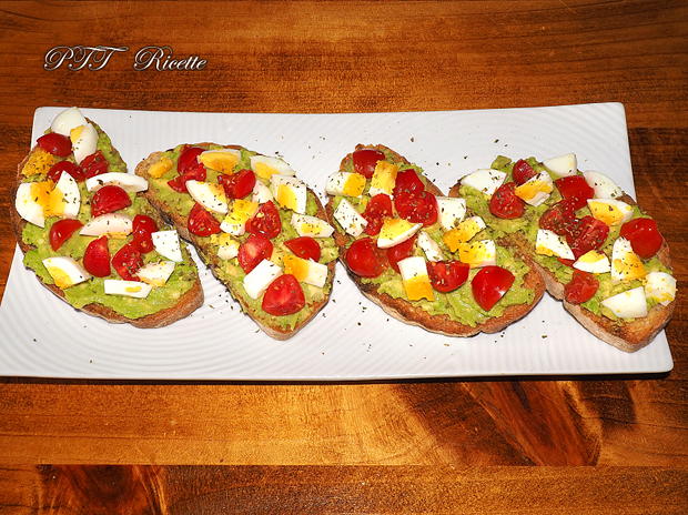 Bruschette con avocado, uova e pomodorini