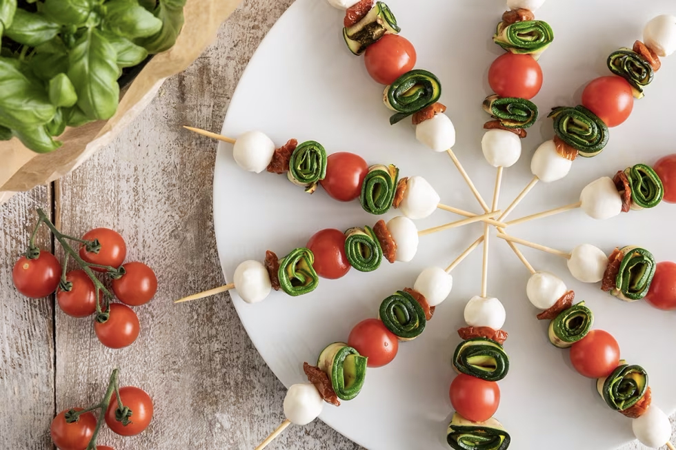 Spiedini di mozzarella, zucchine grigliate e pomodori